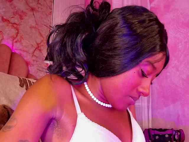 Sofi-Thomas bongacams live cam model