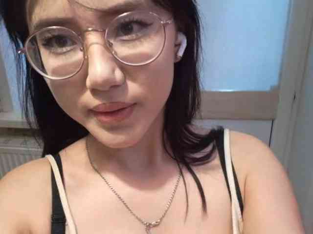 MyrleHenggeler bongacams live cam model
