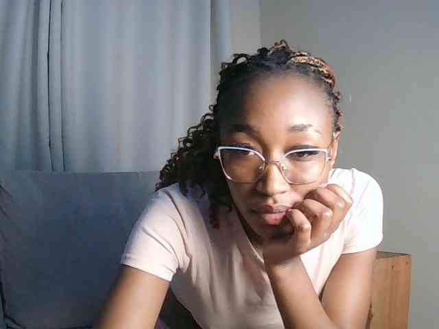 Queennana bongacams live cam model