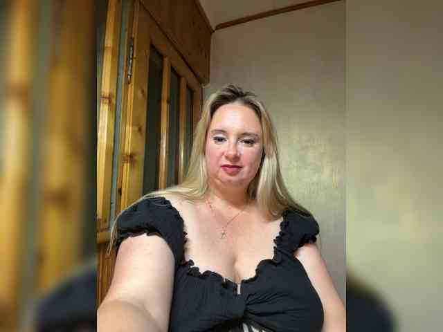 Mila2703 bongacams live cam model