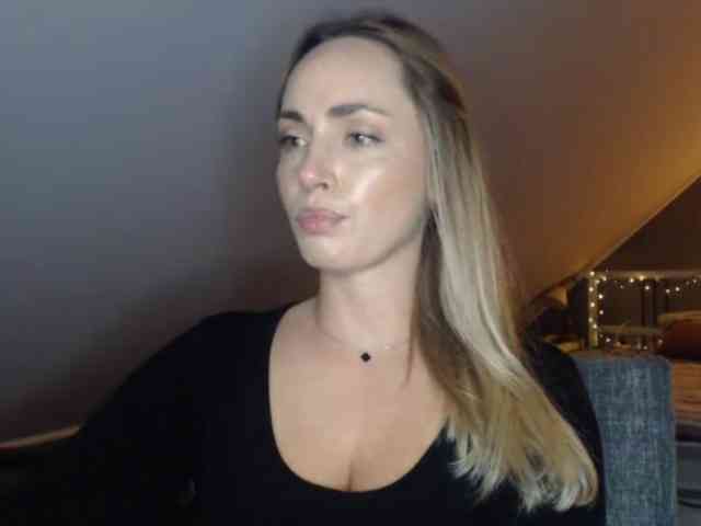 ScarlettXQueen bongacams live cam model