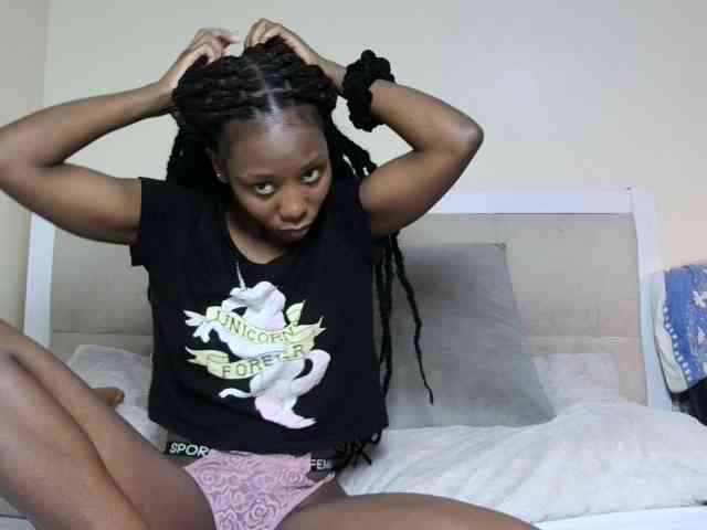 Deshlii bongacams live cam model
