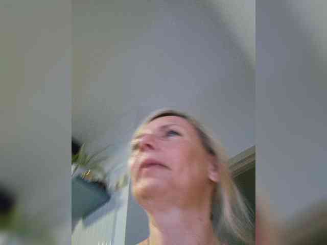 ShiningMILF bongacams live cam model