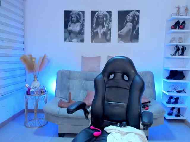 puiyee13 bongacams live cam model