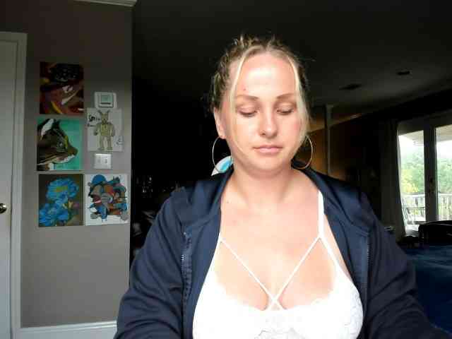 Adellebunny bongacams live cam model