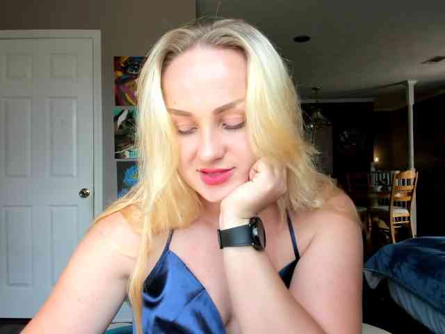Adellebunny bongacams live cam model