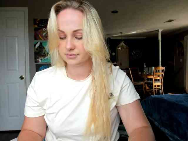 Adellebunny bongacams live cam model