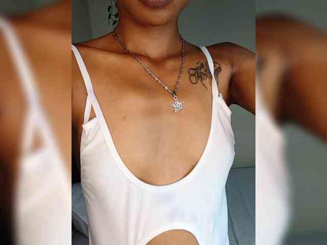 Roundbootie bongacams live cam model