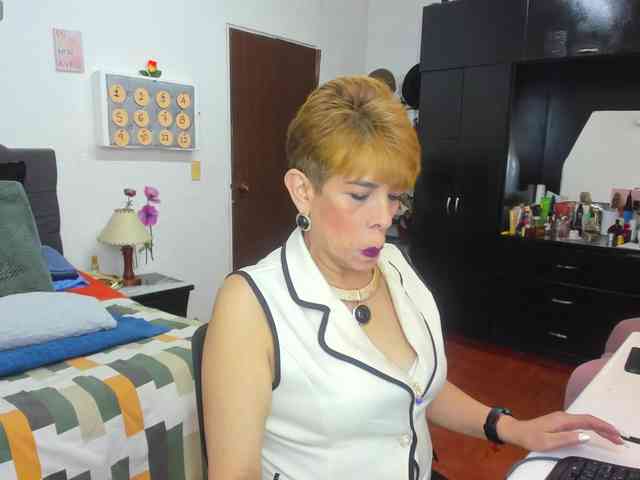 AngelinaStone65 bongacams live cam model