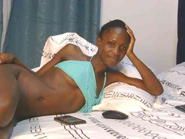 LupitaLion bongacams live cam model