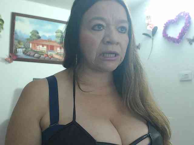 LluviaXDorada bongacams live cam model
