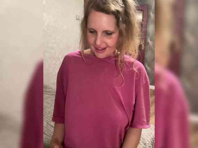 Milana40 bongacams live cam model