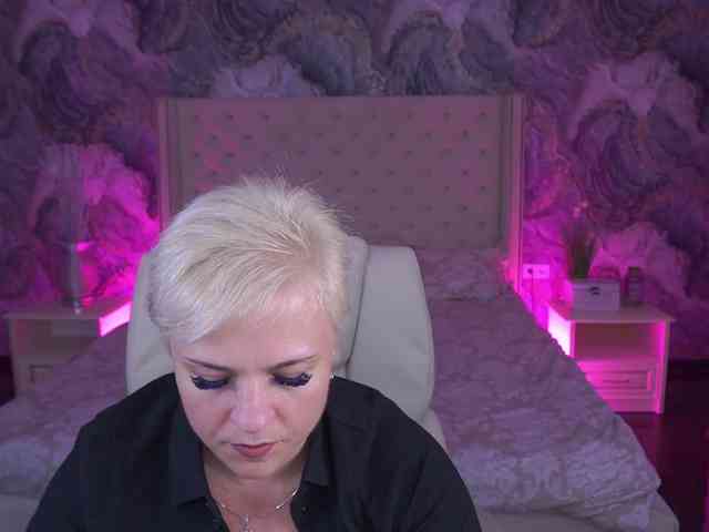 CrystalVibe bongacams live cam model