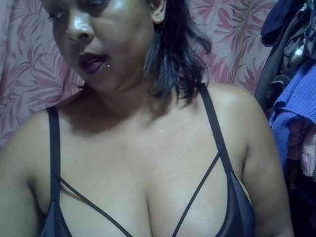 bigass-tits bongacams live cam model