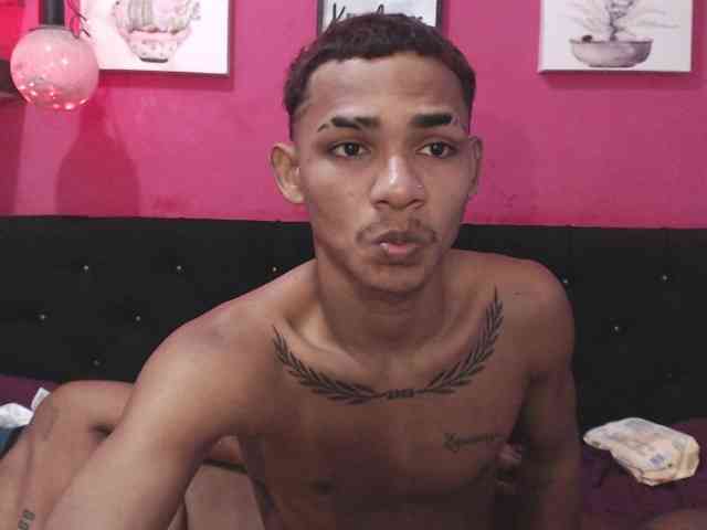 blacktwinks bongacams live cam model