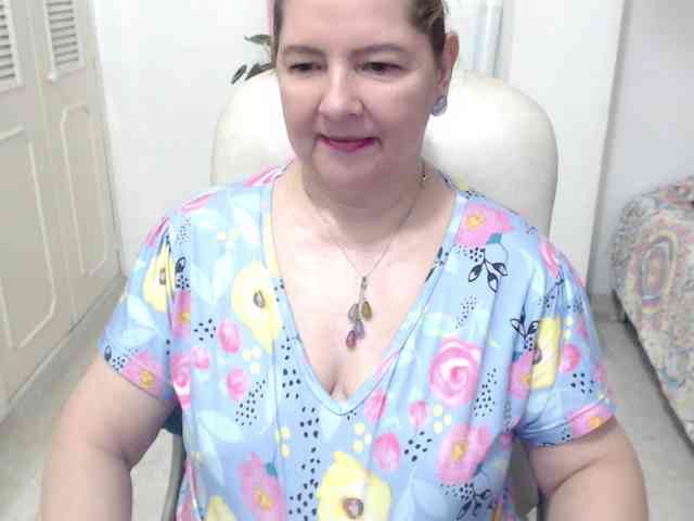 leonela-68 bongacams live cam model