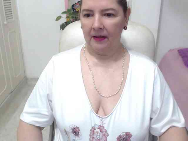 leonela-68 bongacams live cam model
