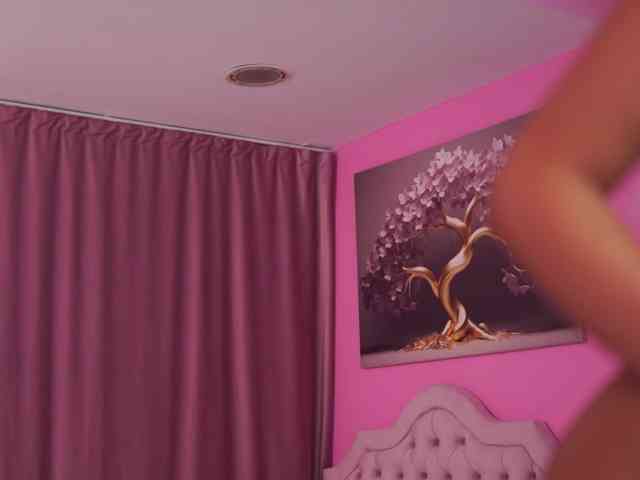 LaraBrynn bongacams live cam model