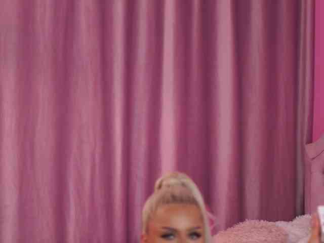 LaraBrynn bongacams live cam model