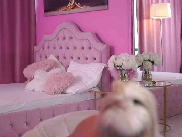 LaraBrynn bongacams live cam model