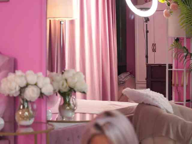 LaraBrynn bongacams live cam model
