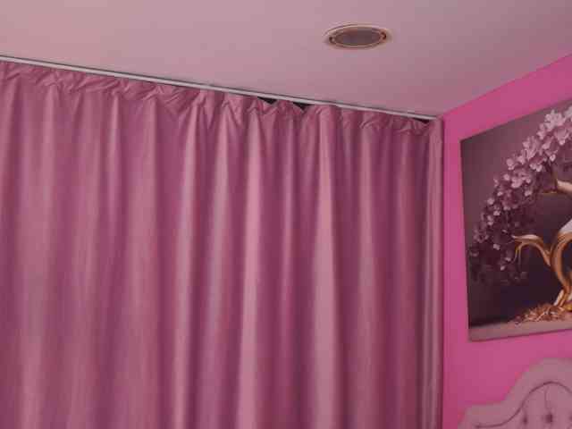 LaraBrynn bongacams live cam model