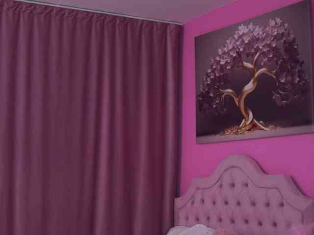 LaraBrynn bongacams live cam model