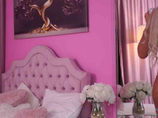 LaraBrynn bongacams live cam model