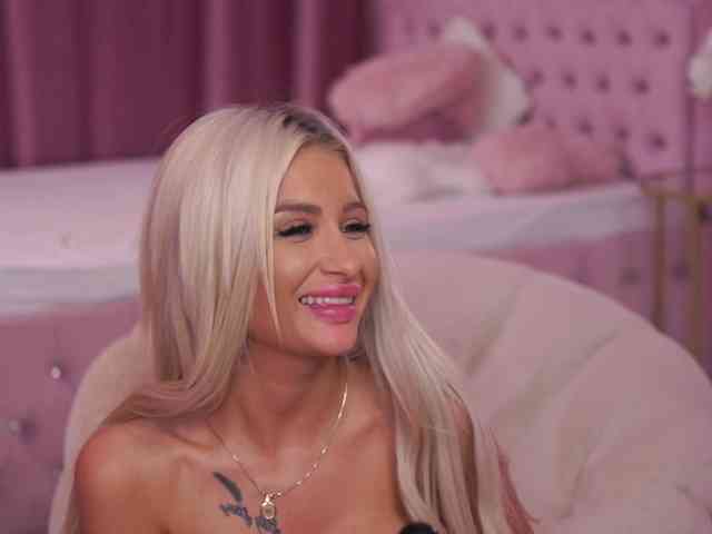 LaraBrynn bongacams live cam model