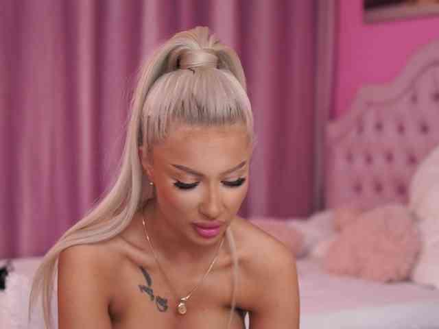LaraBrynn bongacams live cam model