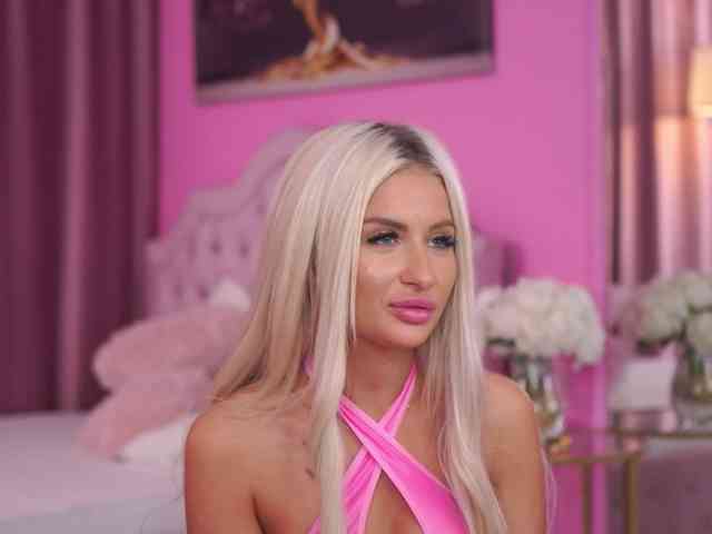 LaraBrynn bongacams live cam model
