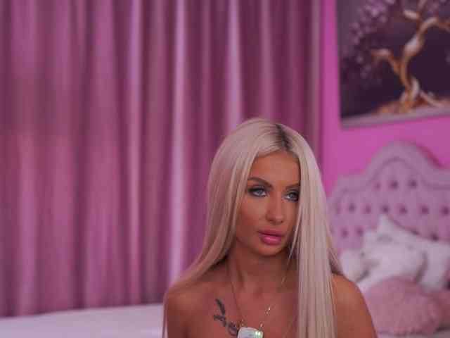 LaraBrynn bongacams live cam model