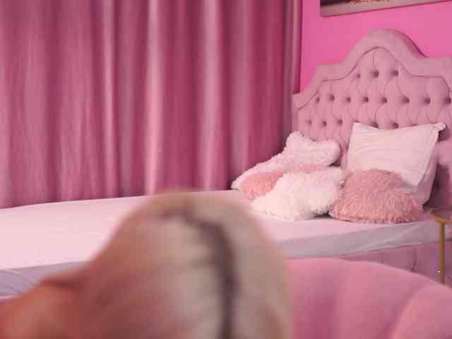 LaraBrynn bongacams live cam model