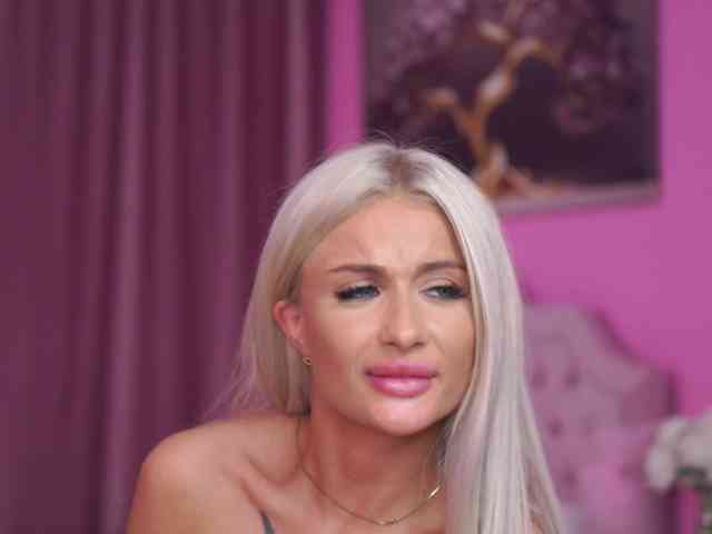 LaraBrynn bongacams live cam model