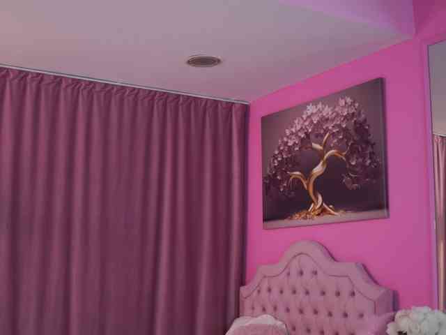 LaraBrynn bongacams live cam model