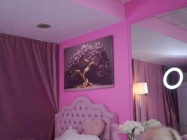 LaraBrynn bongacams live cam model
