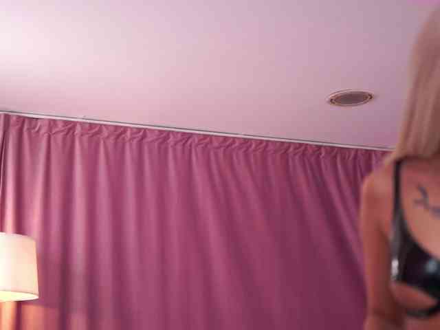 LaraBrynn bongacams live cam model