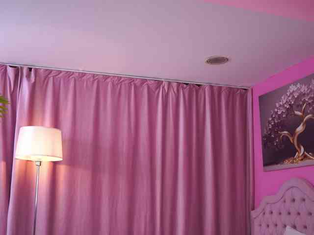 LaraBrynn bongacams live cam model