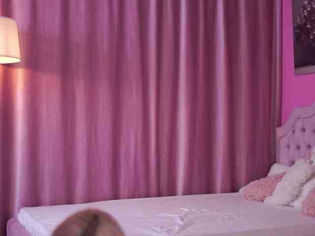 LaraBrynn bongacams live cam model