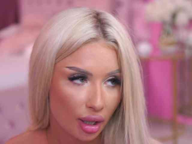 LaraBrynn bongacams live cam model