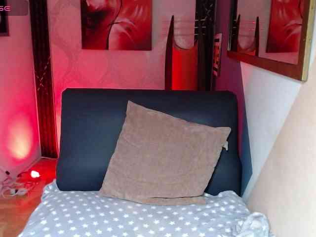 luuciaa-Moor bongacams live cam model