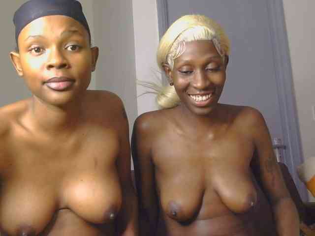 Hotpetitesa bongacams live cam model