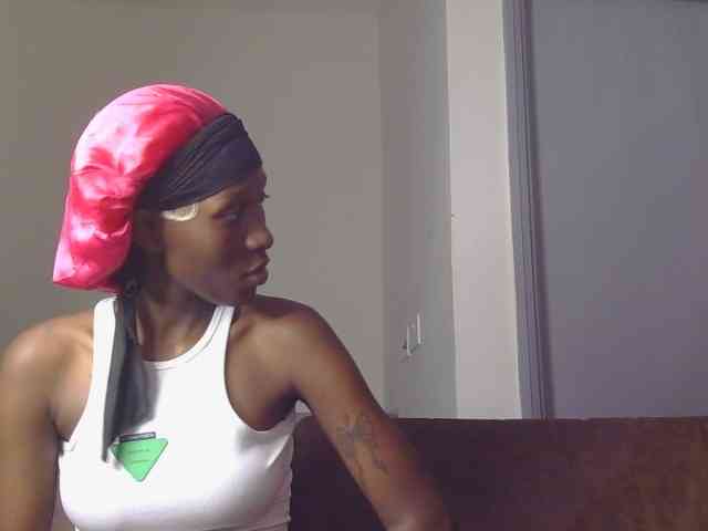 Hotpetitesa bongacams live cam model