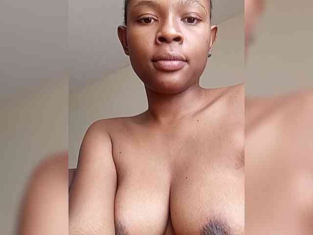Hotpetitesa bongacams live cam model