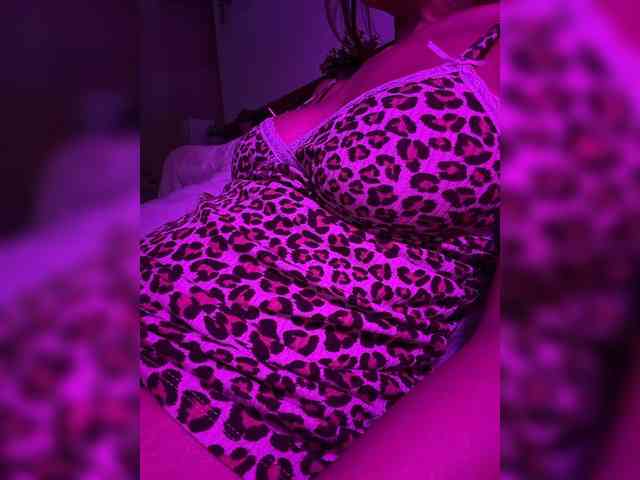 LunaCarmel809 bongacams live cam model