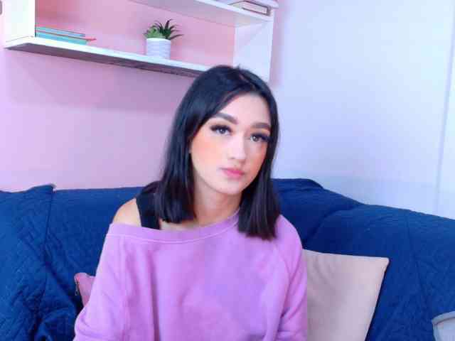 LeahSaenz bongacams live cam model