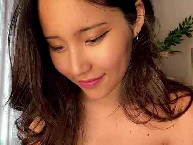 NoreenSemetara bongacams live cam model