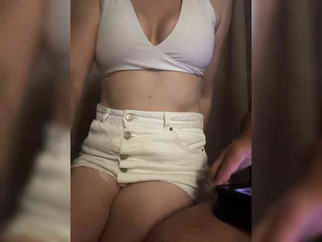 Misskississ bongacams live cam model