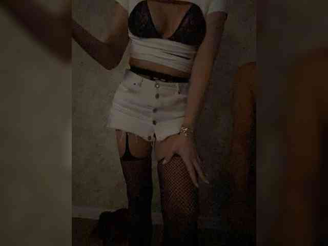 Misskississ bongacams live cam model