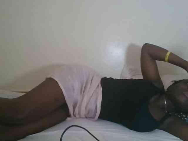 prettyglowing bongacams live cam model